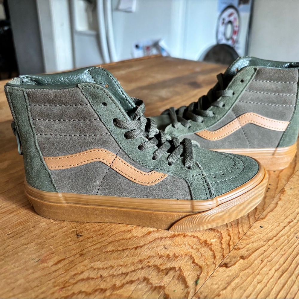 Brand new! Never worn!
VANS Suede Gum Sk8-Hi Zip LITTLE KIDS